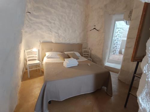a bedroom with a large bed and a window at RizzoRelax B&b io mammata e tu in Capilungo