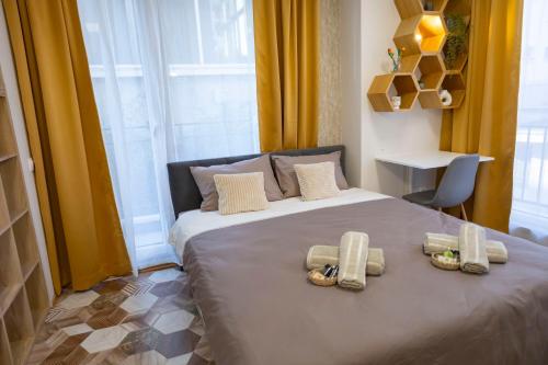 Postel nebo postele na pokoji v ubytování Good Mood Apartments & Parking