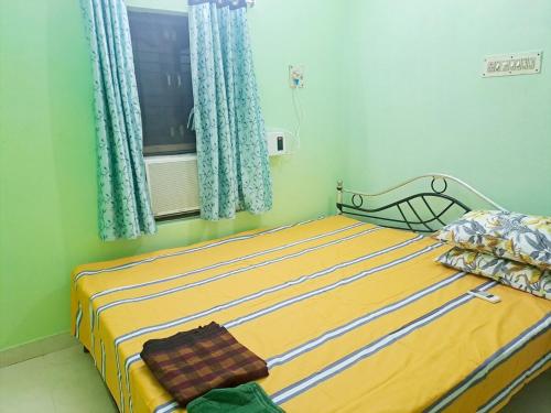 un letto in una stanza con una finestra di 10min Apollo Proton IITM DLF AirportF Entire house a Chennai