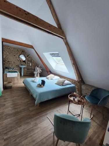 une chambre avec un lit dans un grenier dans l'établissement Sophie LE FEUVRE - Soins Energétiques, à Baugé