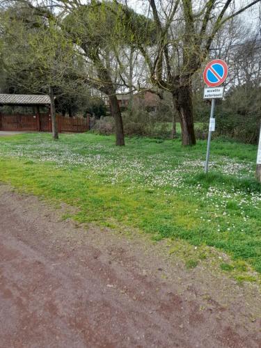 a no parking sign next to a field of flowers at alloggio turistico olmata in Montevirginio