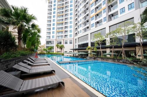 - une piscine avec chaises longues à côté d'un bâtiment dans l'établissement Sky View Homestay, à Hạ Long
