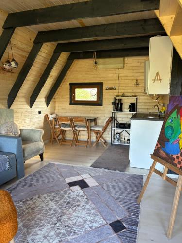 a living room with a table and a kitchen at Karahan bungalov in Tayakadın