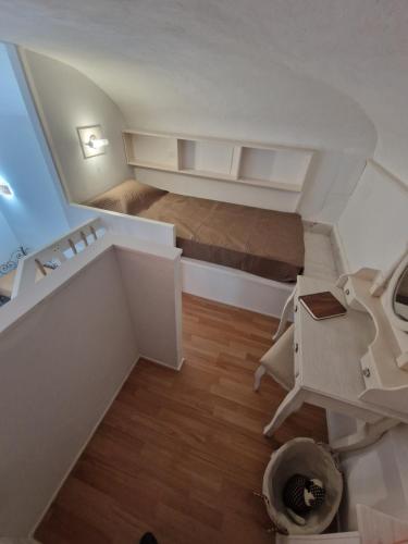 Piccola camera mansardata con letto e scrivania. di Camere di Kentia a Sassari