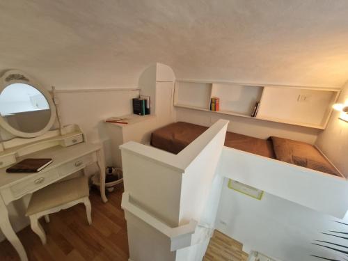 Piccola camera con scrivania e specchio. di Camere di Kentia a Sassari