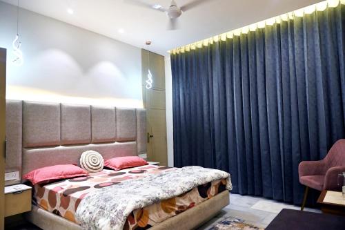 a bedroom with a bed and a large window at Ista Inn Homestay in Amritsar
