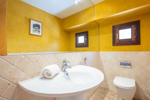 a bathroom with a sink and a toilet at Can Toni Gat in Bunyola
