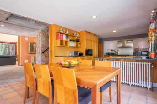 a kitchen and dining room with a wooden table and chairs at Can Toni Gat in Bunyola