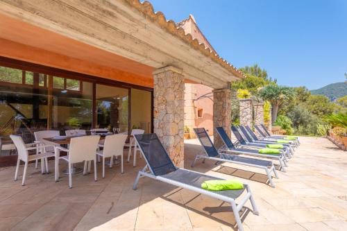 a row of chairs and tables on a patio at Can Toni Gat in Bunyola