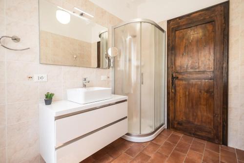 Et badeværelse på Vintage Sea Apartment