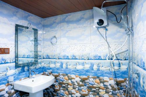 een badkamer met een muurschildering van zwanen op de muur bij Lina Eco Cottage - Ella in Ella