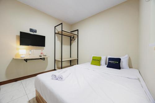 Ένα ή περισσότερα κρεβάτια σε δωμάτιο στο Urbanview Petukangan Mansion Jakarta