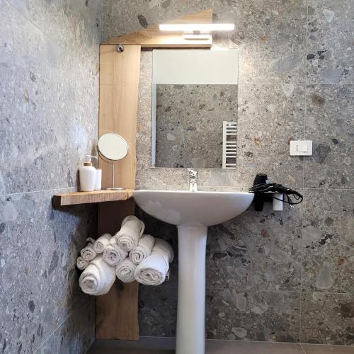 Bilik mandi di Romanino House Mountain Lake Iseo Hospitality
