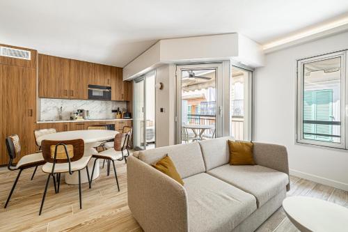 un salon avec un canapé et une table dans l'établissement Charming flat - 2BR-6P - Cannes, à Cannes