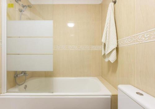 łazienka z białą wanną i umywalką w obiekcie DV Properties Residencial Apartment #P4F2 w Maladze