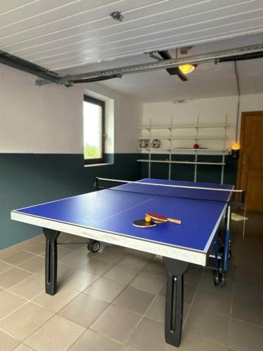 a ping pong table in a room with at Bonheur à la campagne in Bastogne