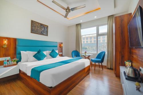 Ένα ή περισσότερα κρεβάτια σε δωμάτιο στο Hotel Fiora Inn Chandigarh Zirakpur