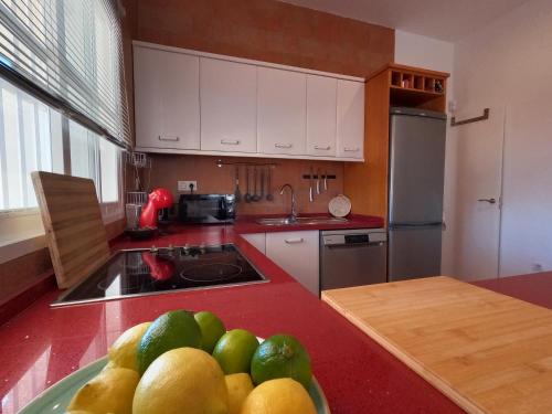 Kuchyň nebo kuchyňský kout v ubytování Sunny ocean view house walking distance from beach