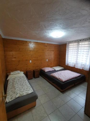 Postel nebo postele na pokoji v ubytování Szabadság vendéghaz 2