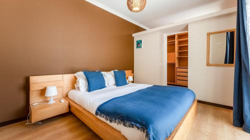 Ένα ή περισσότερα κρεβάτια σε δωμάτιο στο Bright 3BDR House with Pool by Lovelystay