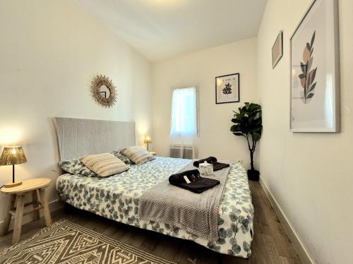 une petite chambre avec un lit et une table dans l'établissement La patio - coeur de ville - clim, à Nîmes