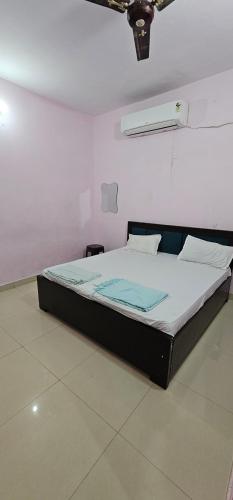 a bedroom with a bed in a room with a ceiling at श्री निकुंज धाम in Vrindāvan
