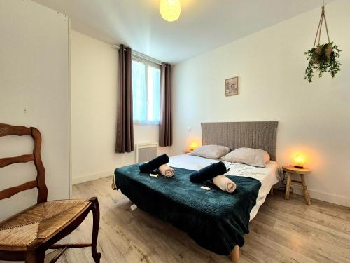 une chambre avec un lit avec des oreillers dessus dans l'établissement La patio - coeur de ville - clim, à Nîmes