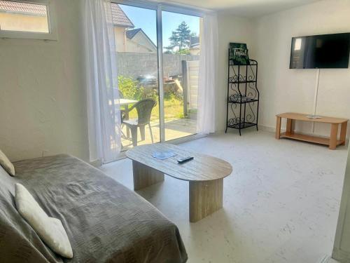 Maisonnette, à 50m de la mer avec terrasse