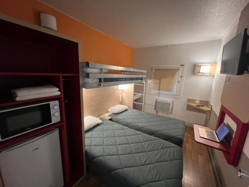a small room with two beds and a microwave at Premiere Classe Arras - Tilloy Les Mofflaine in Tilloy-lès-Mofflaines