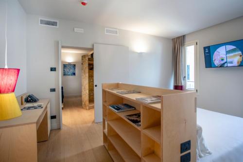 a room with a bed and a desk in a room at Hotel Casa W in Venice