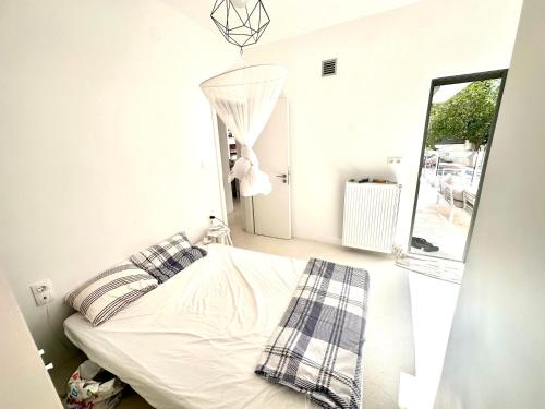 a bedroom with a bed in a room with a window at Luxury 6 bedroom 4 bathroom villa with pool in Vari