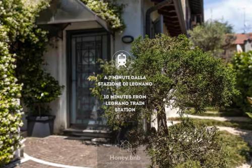 a sign on the side of a house with a door at Ca Luigina - 7 min dalla stazione - Wi-fi gratuito in Legnano