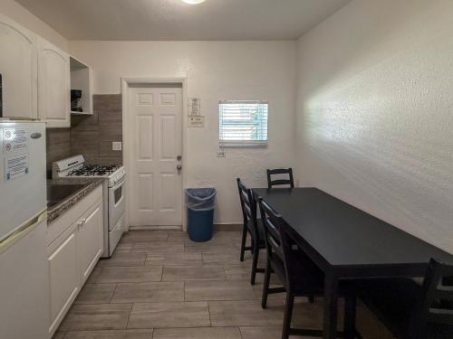 Dapur atau dapur kecil di Richard's Motel Extended Stay
