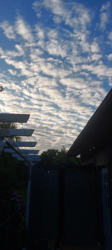 a view of a cloudy sky from a house at Vakantieverblijf de Barre Hichte, Grindweg 4 Nijeberkoop in Nijeberkoop
