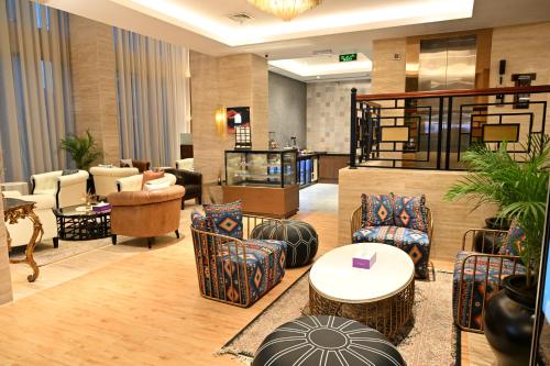 Khu vực ghế ngồi tại Savoy Grande Hotel