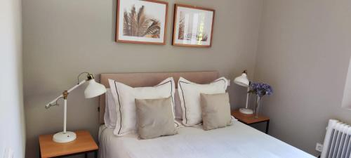 a bedroom with a bed with white sheets and pillows at La Casita de Christian in Madrid