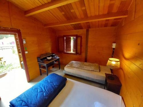 Postel nebo postele na pokoji v ubytování Camping du Bois Fleuri