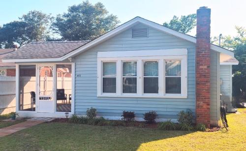 une petite maison bleue avec une cheminée en briques dans l'établissement Crescent Vintage Cottage, à Myrtle Beach