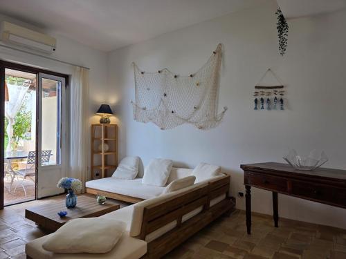 een woonkamer met een bank en een piano bij Bedda Mia - Lipari in Lipari