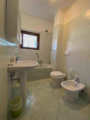 Bilik mandi di Regina Lake Como Condo