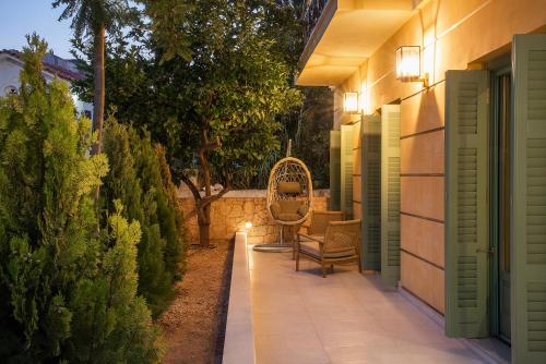 Κήπος έξω από το Grypes Deluxe Complex