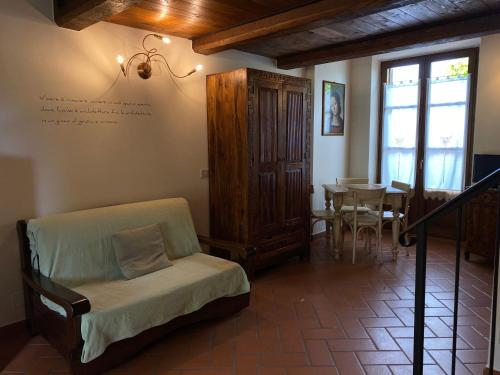 a room with a bed and a table with a dining room at Agriturismo Tenuta Badia in Paciano