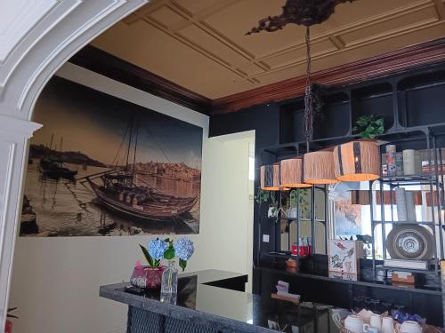 波尔图Monsenhor52的墙上有船的照片的房间