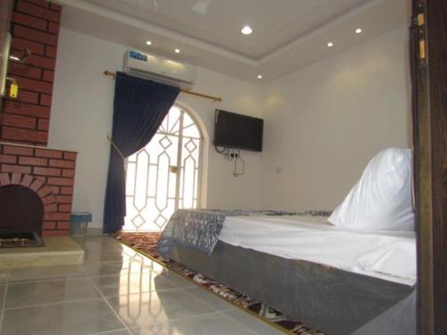 Postel nebo postele na pokoji v ubytování أكواخ الدغاس بغرفه وجلسه خارجيه