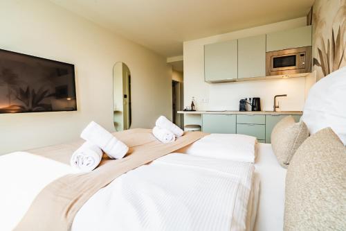 two beds in a room with white towels at OH KEY Apartments - unlock your stay - Frankfurter Str in Fulda