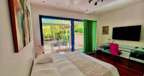 Giường trong phòng chung tại Domus Hotel