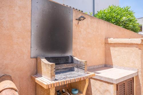 a outdoor oven on the side of a wall at Can Joan in Cala Figuera