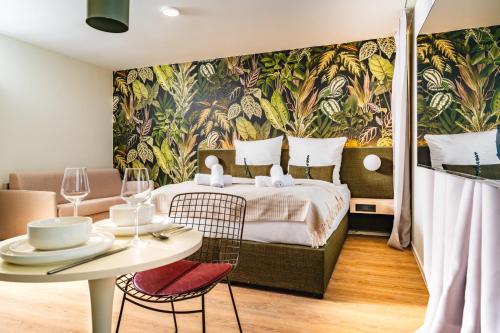 a bedroom with a bed and a table with chairs at OH KEY Apartments - unlock your stay - Frankfurter Str in Fulda