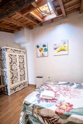 a bedroom with a bed in a room at Casa Rural La Barquilla in Acebo