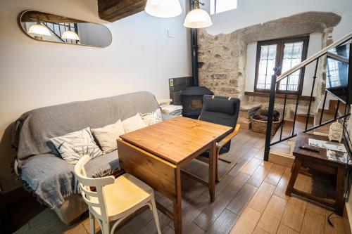 a living room with a couch and a table at Casa Rural La Barquilla in Acebo